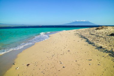 Manzaralı Tropikal Cennet Sahili, Menjangan Adası, Bali, Endonezya. Bali 'deki Menjangan Adası şnorkelle yüzmek ve dalış turları için bir cennet. Ya da beyaz kumunun güzelliğinin tadını çıkarmak için.