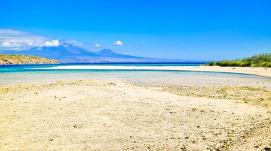 Tropik Cennet Sahili, Tabuhan Adası, Banyuwangi, Doğu Java, Endonezya Beyaz Kum Adası, Doğu Java 'da turistlerin en sevdiği yerdir.