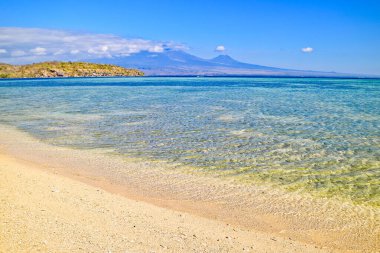 Tropik Cennet Sahili, Tabuhan Adası, Banyuwangi, Doğu Java, Endonezya Beyaz Kum Adası, Doğu Java 'da turistlerin en sevdiği yerdir.