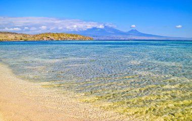 Tropik Cennet Sahili, Tabuhan Adası, Banyuwangi, Doğu Java, Endonezya Beyaz Kum Adası, Doğu Java 'da turistlerin en sevdiği yerdir.