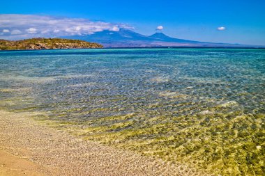 Tropik Cennet Sahili, Tabuhan Adası, Banyuwangi, Doğu Java, Endonezya Beyaz Kum Adası, Doğu Java 'da turistlerin en sevdiği yerdir.