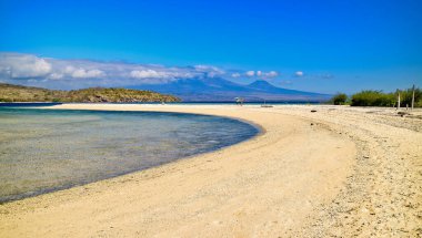 Tropik Cennet Sahili, Tabuhan Adası, Banyuwangi, Doğu Java, Endonezya Beyaz Kum Adası, Doğu Java 'da turistlerin en sevdiği yerdir.