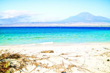 Tropik Cennet Sahili, Tabuhan Adası, Banyuwangi, Doğu Java, Endonezya Beyaz Kum Adası, Doğu Java 'da turistlerin en sevdiği yerdir.