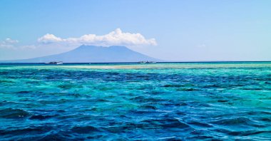 Mavi okyanus, ada ve gökyüzü. Menjangan Adası, Bali. Endonezya. Menjangan Adası 'nda mavi deniz, ada ve gökyüzünün güzel bir karışımı.