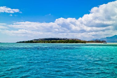 Mavi okyanus, ada ve gökyüzü. Menjangan Adası, Bali. Endonezya. Menjangan Adası 'nda mavi deniz, ada ve gökyüzünün güzel bir karışımı.
