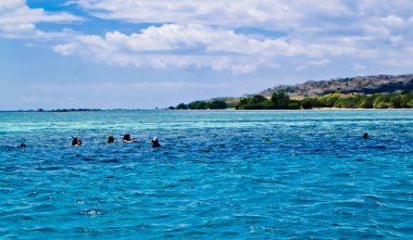 Mavi okyanus, ada ve gökyüzü. Menjangan Adası, Bali. Endonezya. Menjangan Adası 'nda mavi deniz, ada ve gökyüzünün güzel bir karışımı.