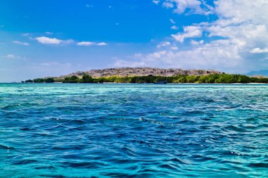 Mavi okyanus, ada ve gökyüzü. Menjangan Adası, Bali. Endonezya. Menjangan Adası 'nda mavi deniz, ada ve gökyüzünün güzel bir karışımı.