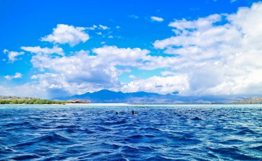 Mavi okyanus, ada ve gökyüzü. Menjangan Adası, Bali. Endonezya. Menjangan Adası 'nda mavi deniz, ada ve gökyüzünün güzel bir karışımı.