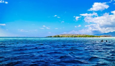 Mavi okyanus, ada ve gökyüzü. Menjangan Adası, Bali. Endonezya. Menjangan Adası 'nda mavi deniz, ada ve gökyüzünün güzel bir karışımı.