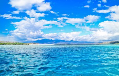 Mavi okyanus, ada ve gökyüzü. Menjangan Adası, Bali. Endonezya. Menjangan Adası 'nda mavi deniz, ada ve gökyüzünün güzel bir karışımı.