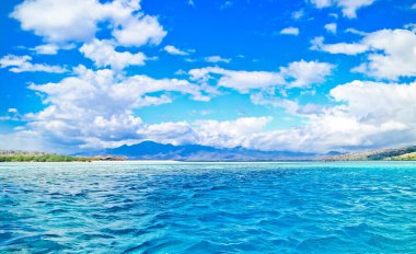 Mavi okyanus, ada ve gökyüzü. Menjangan Adası, Bali. Endonezya. Menjangan Adası 'nda mavi deniz, ada ve gökyüzünün güzel bir karışımı.