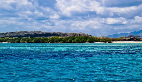 蓝色的海洋 岛屿和天空 巴厘岛孟姜根岛 美丽的大自然在孟姜根岛上把蓝色的大海 岛屿和天空混合在一起 — 图库照片
