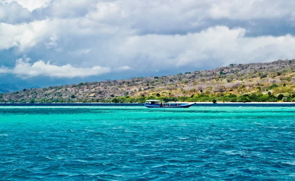 青い海 バリ島のMenjangan島 緑豊かな海と島と空が調和した美しい自然が メンジャンガン島にあります — ストック写真