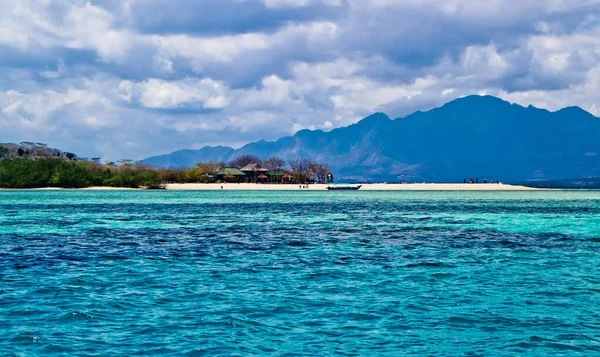 Μπλε Ωκεανός Νησί Και Ουρανός Νήσος Μενζάνγκαν Μπαλί Ινδονήσια Όμορφη — Φωτογραφία Αρχείου