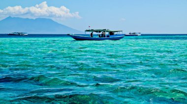 Geleneksel tekneler güzel bir tropikal sahilde, Menjangan adasında. Bali. Endonezya Radyasyon Gemisi şnorkelle yüzen turistleri bekliyor