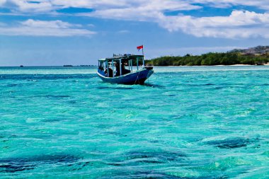 Geleneksel tekneler güzel bir tropikal sahilde, Menjangan adasında. Bali. Endonezya Radyasyon Gemisi şnorkelle yüzen turistleri bekliyor