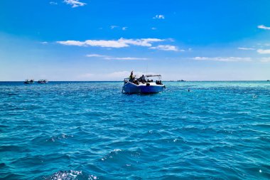 Geleneksel tekneler güzel bir tropikal sahilde, Menjangan adasında. Bali. Endonezya Radyasyon Gemisi şnorkelle yüzen turistleri bekliyor