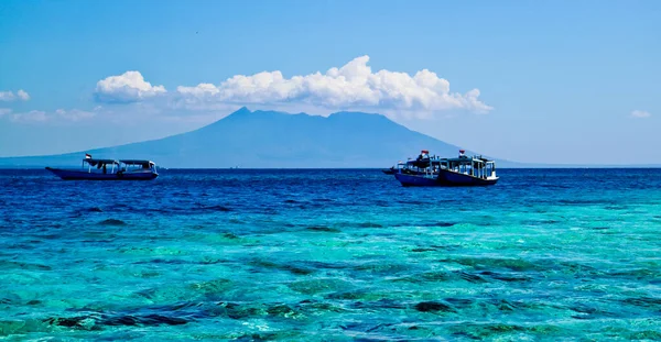 Barcos Tradicionales Una Hermosa Playa Tropical Isla Menjangan Bali Indonesia — Foto de Stock