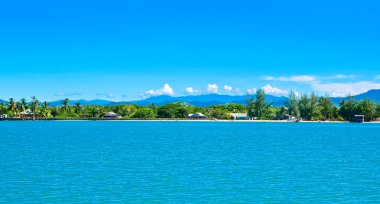 Güzel bir tropikal plajın manzarası. Dokokayu Adası, Gorontalo, Endonezya. Dokakayu Adası huzur ve doğal güzellik arayan turistler için turistik alanlardan biridir.