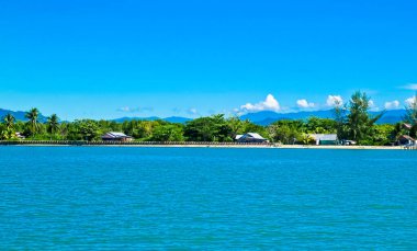 Güzel bir tropikal plajın manzarası. Dokokayu Adası, Gorontalo, Endonezya. Dokakayu Adası huzur ve doğal güzellik arayan turistler için turistik alanlardan biridir.
