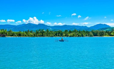 Güzel bir tropikal plajın manzarası. Dokokayu Adası, Gorontalo, Endonezya. Dokakayu Adası huzur ve doğal güzellik arayan turistler için turistik alanlardan biridir.