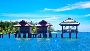 Güzel bir tropikal plajın manzarası. Dokokayu Adası, Gorontalo, Endonezya. Dokakayu Adası huzur ve doğal güzellik arayan turistler için turistik alanlardan biridir.