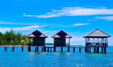 Güzel bir tropikal plajın manzarası. Dokokayu Adası, Gorontalo, Endonezya. Dokakayu Adası huzur ve doğal güzellik arayan turistler için turistik alanlardan biridir.