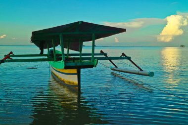 Güzel bir tropikal plajın manzarası. Dokokayu Adası, Gorontalo, Endonezya. Dokakayu Adası huzur ve doğal güzellik arayan turistler için turistik alanlardan biridir.