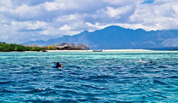 Turisti Snorkeling Sulla Spiaggia Tropicale Dell Isola Menjangan Isola Bali — Foto Stock