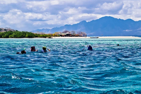 Turisti Snorkeling Sulla Spiaggia Tropicale Dell Isola Menjangan Isola Bali — Foto Stock