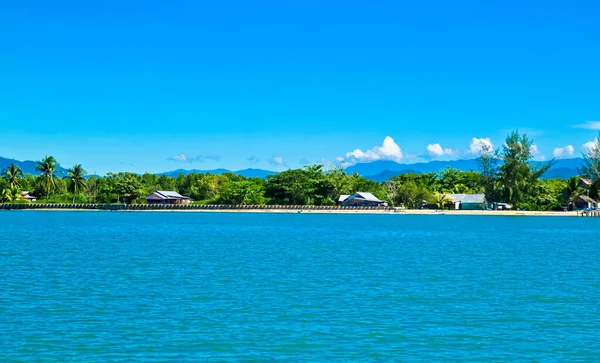 Güzel bir tropikal plajın manzarası. Dokokayu Adası, Gorontalo, Endonezya. Dokakayu Adası huzur ve doğal güzellik arayan turistler için turistik alanlardan biridir.