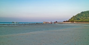 Tropik cennet sahili, Pahawan Adası, lamba, Sumatera, Endonezya. Pahawan Adası beyaz kumlu tropikal plajlar sunar ve Lampung 'da ünlü bir turistik noktadır.