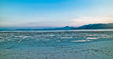 Pahawan Adası 'nda güzel bir gün batımı sahili manzarası. Lampung, Sumatera. Endonezya. Pahawan Adası 'nı ziyaret eden turistlerin başlıca ilgi alanı Pahawan' da gün batımı.