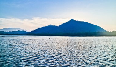 Pahawan Adası 'nda güzel bir gün batımı sahili manzarası. Lampung, Sumatera. Endonezya. Pahawan Adası 'nı ziyaret eden turistlerin başlıca ilgi alanı Pahawan' da gün batımı.