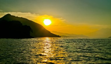 Pahawan Adası 'nda güzel bir gün batımı sahili manzarası. Lampung, Sumatera. Endonezya. Pahawan Adası 'nı ziyaret eden turistlerin başlıca ilgi alanı Pahawan' da gün batımı.