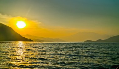 Pahawan Adası 'nda güzel bir gün batımı sahili manzarası. Lampung, Sumatera. Endonezya. Pahawan Adası 'nı ziyaret eden turistlerin başlıca ilgi alanı Pahawan' da gün batımı.