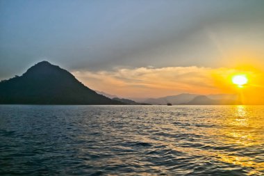 Pahawan Adası 'nda güzel bir gün batımı sahili manzarası. Lampung, Sumatera. Endonezya. Pahawan Adası 'nı ziyaret eden turistlerin başlıca ilgi alanı Pahawan' da gün batımı.