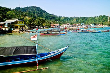 Geleneksel tekneler güzel bir tropikal sahilde, Menjangan adasında. Bali. Endonezya Radyasyon Gemisi şnorkelle yüzen turistleri bekliyor