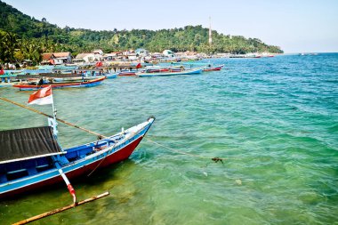 Geleneksel tekneler güzel bir tropikal sahilde, Menjangan adasında. Bali. Endonezya Radyasyon Gemisi şnorkelle yüzen turistleri bekliyor