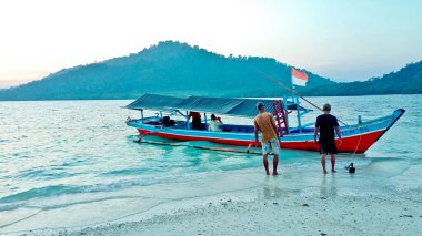 Geleneksel tekneler güzel bir tropikal sahilde, Menjangan adasında. Bali. Endonezya Radyasyon Gemisi şnorkelle yüzen turistleri bekliyor