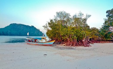 Tropik cennet sahili, Pahawan Adası, lamba, Sumatera, Endonezya. Pahawan Adası beyaz kumlu tropikal plajlar sunar ve Lampung 'da ünlü bir turistik noktadır.