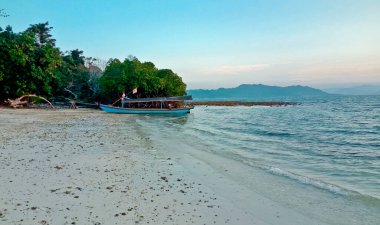 Tropik cennet sahili, Pahawan Adası, lamba, Sumatera, Endonezya. Pahawan Adası beyaz kumlu tropikal plajlar sunar ve Lampung 'da ünlü bir turistik noktadır.