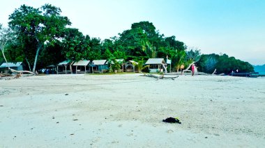 Tropik cennet sahili, Pahawan Adası, lamba, Sumatera, Endonezya. Pahawan Adası beyaz kumlu tropikal plajlar sunar ve Lampung 'da ünlü bir turistik noktadır.