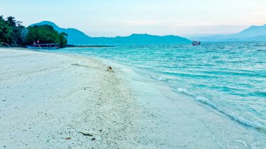 Tropik cennet sahili, Pahawan Adası, lamba, Sumatera, Endonezya. Pahawan Adası beyaz kumlu tropikal plajlar sunar ve Lampung 'da ünlü bir turistik noktadır.