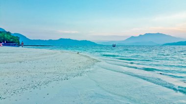 Tropik cennet sahili, Pahawan Adası, lamba, Sumatera, Endonezya. Pahawan Adası beyaz kumlu tropikal plajlar sunar ve Lampung 'da ünlü bir turistik noktadır.