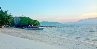 Tropik cennet sahili, Pahawan Adası, lamba, Sumatera, Endonezya. Pahawan Adası beyaz kumlu tropikal plajlar sunar ve Lampung 'da ünlü bir turistik noktadır.
