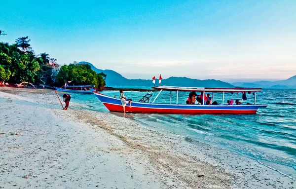 Tropik cennet sahili, Pahawan Adası, lamba, Sumatera, Endonezya. Pahawan Adası beyaz kumlu tropikal plajlar sunar ve Lampung 'da ünlü bir turistik noktadır.