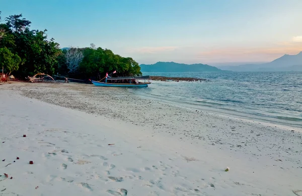 Tropik cennet sahili, Pahawan Adası, lamba, Sumatera, Endonezya. Pahawan Adası beyaz kumlu tropikal plajlar sunar ve Lampung 'da ünlü bir turistik noktadır.
