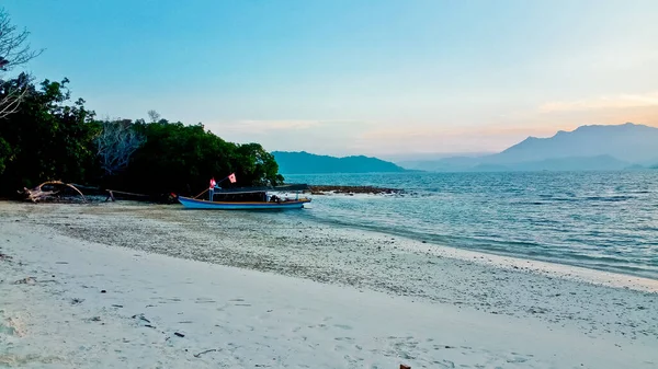Tropik cennet sahili, Pahawan Adası, lamba, Sumatera, Endonezya. Pahawan Adası beyaz kumlu tropikal plajlar sunar ve Lampung 'da ünlü bir turistik noktadır.