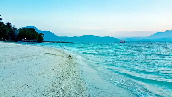 Tropik cennet sahili, Pahawan Adası, lamba, Sumatera, Endonezya. Pahawan Adası beyaz kumlu tropikal plajlar sunar ve Lampung 'da ünlü bir turistik noktadır.